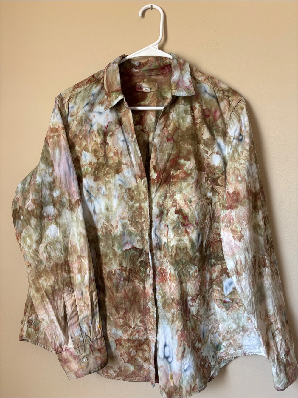 Women’s Tye-Dye V-neck Button-Up Shirt in Earth Tones